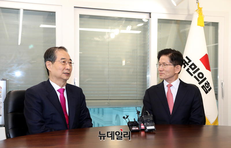 ▲ 김문수 국민의힘 대선 후보(오른쪽)와 한덕수 전 국무총리가 11일 오전 서울 여의도 국민의힘 당사에서 포옹하고 있다. 2025.05.11. ⓒ김문수 캠프 제공