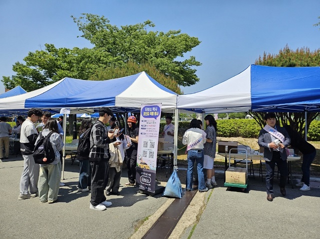 ▲ 포항시가 12일 한동대학교 캠퍼스에서 타보소 택시 이용활성화를 위한 현장 홍보 캠페인 홍보 캠페인을 펼쳤다.ⓒ포항시