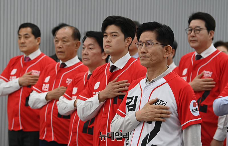 ▲ 김문수 국민의힘 대선 후보와 국민의힘 비상대책위원장으로 내정된 김용태 의원이 지난 12일 서울 영등포구 여의도 국민의힘 중앙당사에서 열린 중앙선대위 임명장 수여식에서 국민의례를 하고 있다. ⓒ 이종현 기자