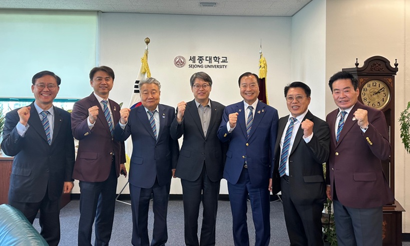 ▲ '서울양천 나누리 위성클럽' 창립식에서 주요 참석자들이 기념사진을 찍고 있다.ⓒ세종대