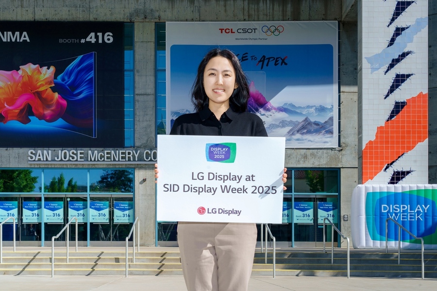 ▲ LG디스플레이 직원이 12일(현지시간) 세계 최대 디스플레이 전시회 'SID 2025'가 열리는 미국 새너제이 맥에너리컨벤션센터 앞에서 참가 소식을 알리고 있다. ⓒLG디스플레이