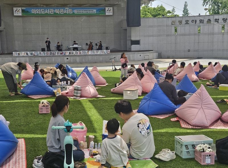 ▲ ‘책 읽는 낭만, 신정호 야외도서관’이 성황리에 열리고 있다.ⓒ아산시