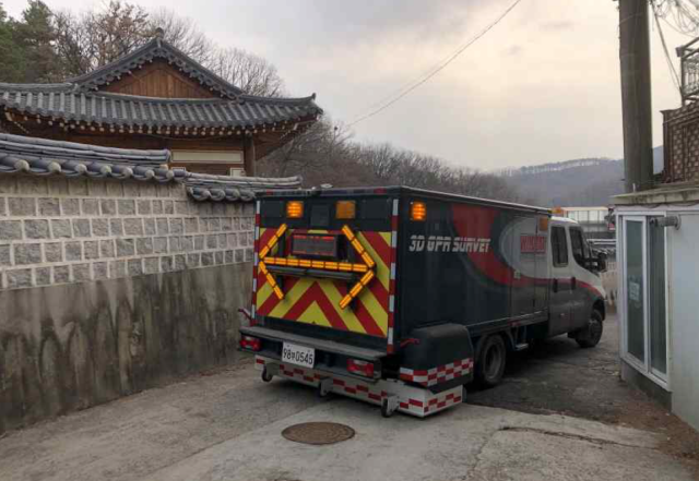 ▲ 차도 구간을 탐사 하고 있는 차량형 지표투과레이더(GPR). ⓒ광명시 제공