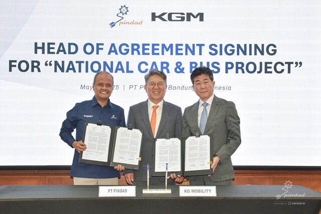 ▲ (왼쪽부터)핀다드 시깃 산토사 대표, KGM 곽재선 회장, KGM 황기영 대표가 지난 8일 인도네시아 핀다드 본사에서 렉스턴 KD 공급 물량 및 사업 확대를 위한 HOA를 체결하고 기념촬영을 하고 있다. ⓒKGM