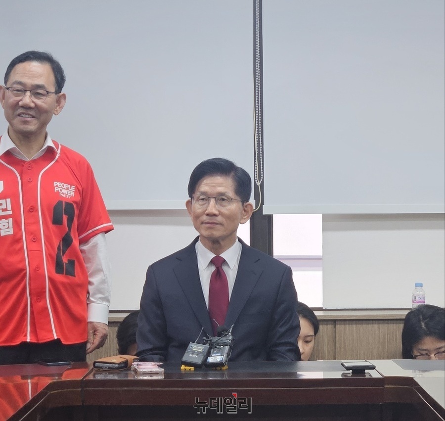 ▲ 김문수 후보가 국민의힘 대구시·경북도당에서 열린 대구·경북 선대위 발대식 후 기자간담회를 통해 “윤석열 전 대통령을 보고 탈당하라 하지마라라는 것은 옳지 않다”라고 말했다.ⓒ뉴데일리