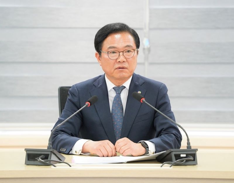 ▲ ‘하루도 쉬지 않는 시정 챙기기’에 나서고 있는 김석필 천안시장 권한대행 부시장.ⓒ천안시