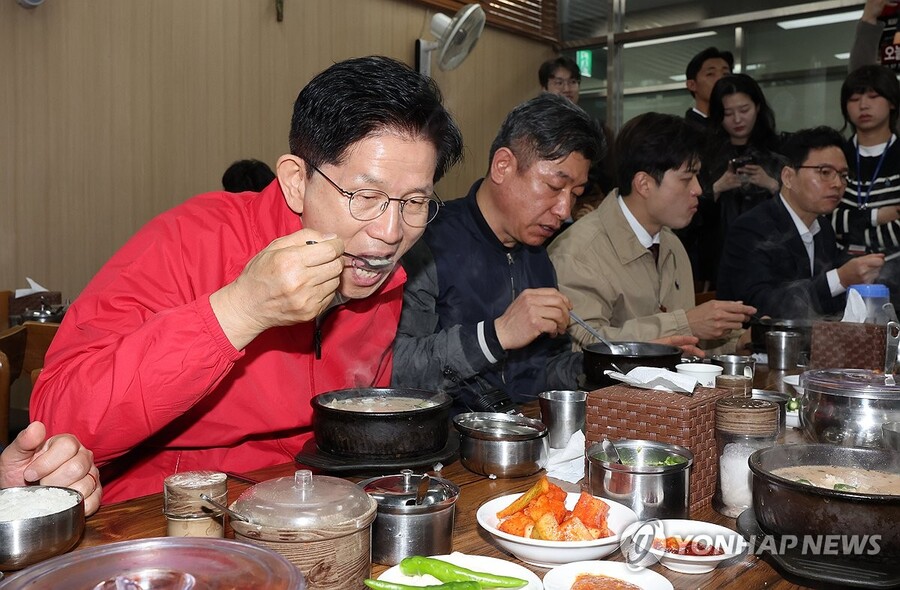 ▲ 제21대 대통령 선거 공식 선거운동 첫날인 12일 국민의힘 김문수 대선 후보가 서울 송파구 가락시장을 찾아 상인들과 순대국밥을 먹고 있다. ⓒ연합뉴스