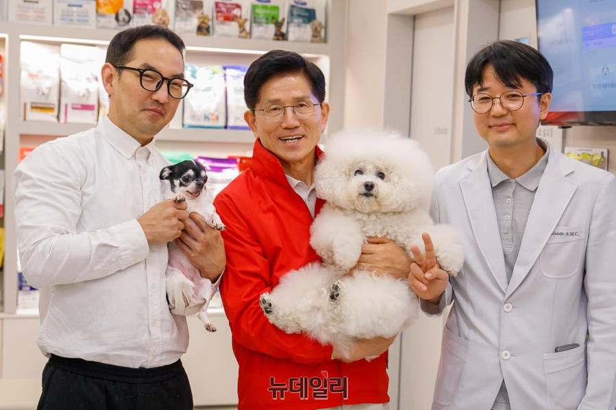 ▲ 김문수 국민의힘 대선 후보가 13일 대구의 반려동물 전문 병원을 찾아 유기견과 반려동물 보호 현장을 살피고 있다. (사진=김문수 캠프)