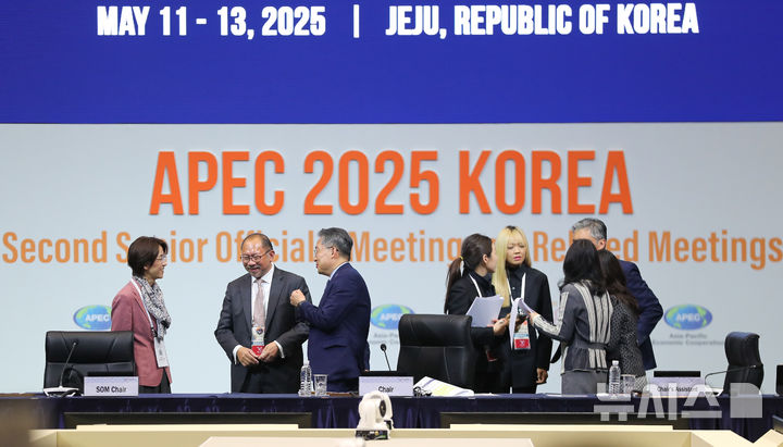 ▲ 12일 오전 서귀포시 제주국제컨벤션센터에서 주요국 고용노동 장관들이 모이는 아시아태평양경제협력체(APEC) 고용노동 장관회의가 열리기 전 참석자들이 환담을 나누고 있다. ⓒ뉴시스