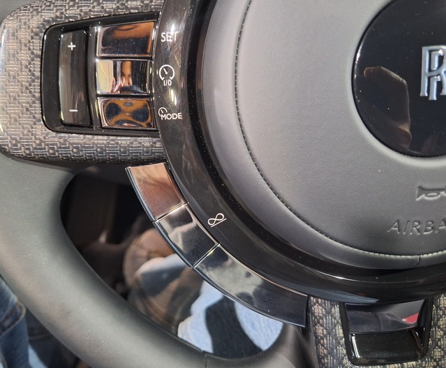 ▲ 스티어링 휠의 '∞' 버튼을 누르면 인피니티 모드가 활성화된다. ⓒ홍승빈 기자