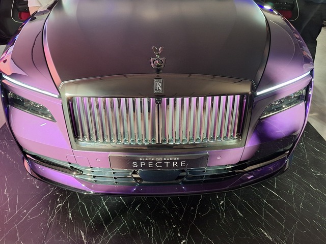 ▲ 블랙 배지 스펙터 전면부 ⓒ홍승빈 기자