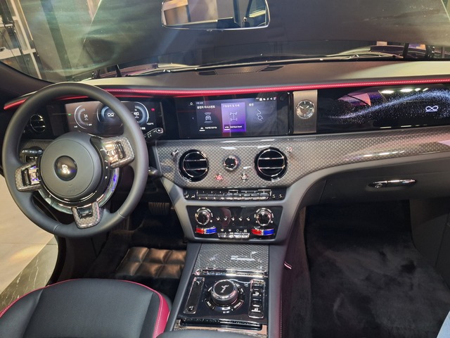 ▲ 블랙 배지 스펙터 운전석 모습. ⓒ홍승빈 기자