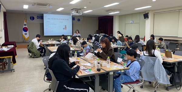 ▲ 위(Wee) 센터가 지난 10일 본관 3층 대회의실에서 ‘2025년 아람 대학생 멘토링 2차 집단활동 및 수퍼비전’을 실시했다.ⓒ대전시교육청