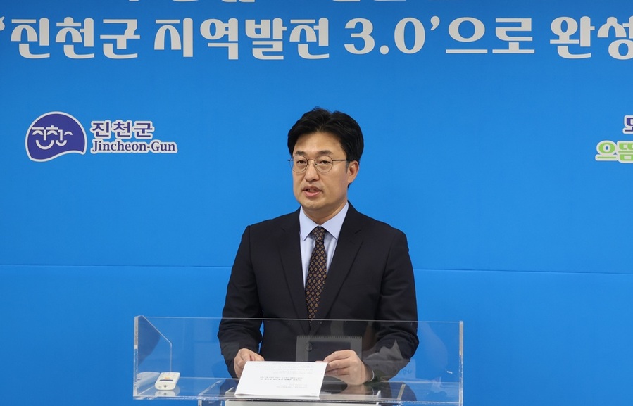 ▲ 김명식 진천군체육회장이 13일 기자회견을 열어 “진천군체육회장을 내려놓고 오늘부터 더불어민주당 제21대 대선 선대위의 일원으로서 이재명 후보의 대선 승리를 위해 나서겠다”고 밝혔다.ⓒ진천군체육회