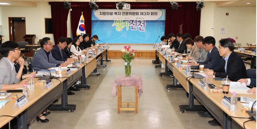 ▲ 대통령 직속 지방시대위원회 내 지방의료·복지 전문위원회(위원장 권근상)가 13일 의료-돌봄 통합지원 시범 사업지인 진천군을 방문해 주민들과 대화를 하고 있다.ⓒ진천군