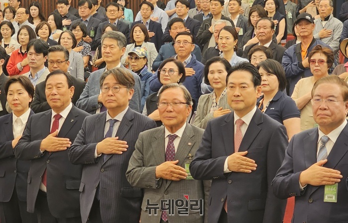 ▲ 13일 오후 국회도서관 대강당에서 열린 ‘국가균형발전과 자치분권을 위한 행정수도 세종 완성’ 대선공약 공동기획 세미나에서 최민호 세종시장(왼줄 왼쪽 두 번째)이 참석자들과 함께 국민의례를 하고 있다.ⓒ이길표 기자