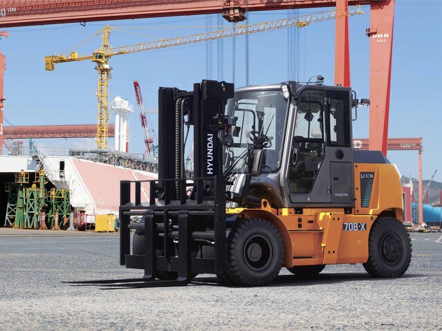 ▲ HD현대사이트솔루션이 오는 6월 출시하는 중대형 전동 지게차. ⓒHD현대사이트솔루션