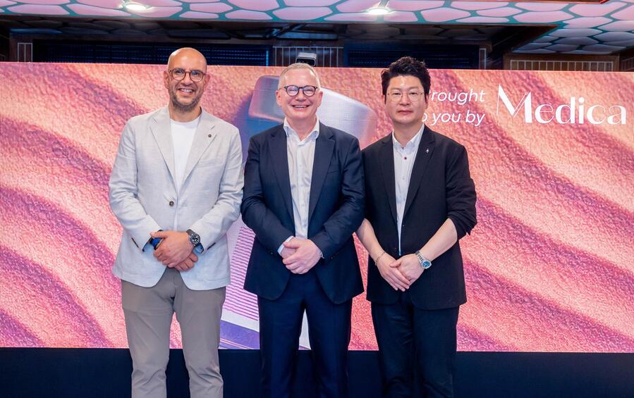 ▲ 보툴렉스 아랍에미리트 론칭 행사에서 (왼쪽부터) 메디카그룹 CEO 안드레 다우드, 메인 연자 에릭 코퍼르트, 휴젤 지승욱 부사장이 기념 사진을 촬영하고 있다. ⓒ휴젤