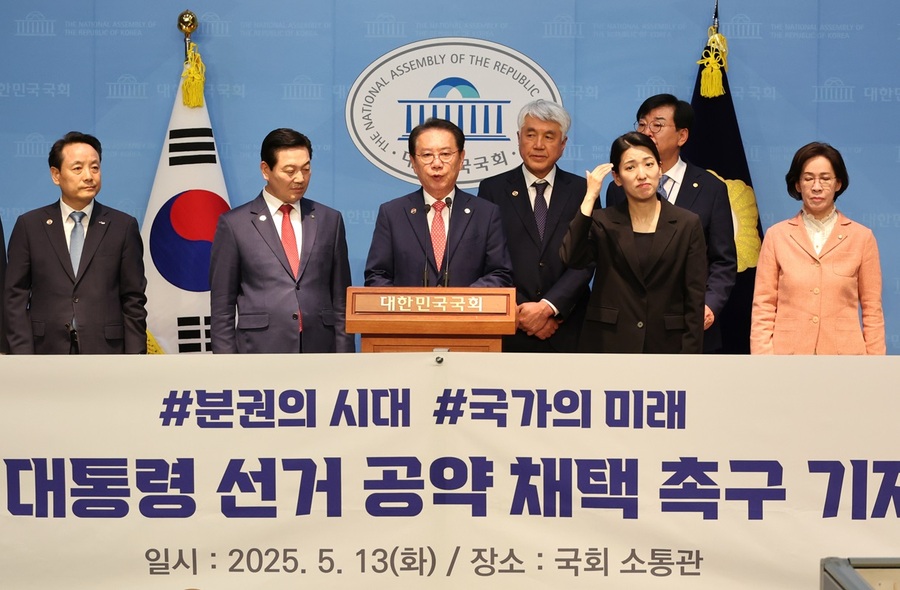 ▲ 괴산군 송인헌 군수가 13일 국회 소통관에서 열린 ‘자치분권 대선공약 반영 촉구 기자회견’에서 모두발언을 하고 있다.ⓒ괴산군