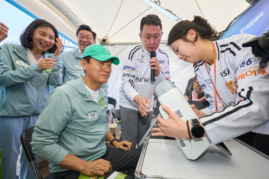 ▲ 오세훈 서울시장이 대웅제약 디지털 헬스케어 부스 현장을 찾아 AI 실명질환 진단 보조 솔루션 '위스키(WISKY)'를 체험하고 있다.ⓒ대웅제약