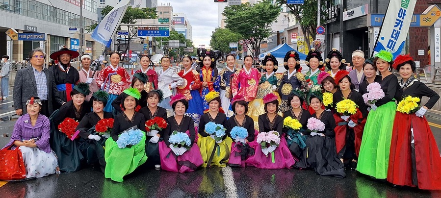 ▲ 영진전문대학교 평생교육원 엑티브모델아카데미 시니어모델 1기와 2기 수강생들이 지난 9일부터 11일까지 개최된 ‘2025 파워풀대구 페스티벌’ 퍼레이드 경연 부문에 참가해 ‘우수상’을 수상하는 쾌거를 이뤘다.ⓒ영진전문대