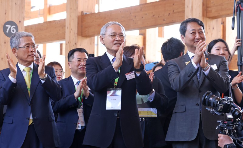 ▲ 유인촌 문체부 장관이 13일 2025 오사카·간사이 세계 박람회 '한국의 날'을 맞아 일본 오사카 유메시마 엑스포장에서 조선통신사 행렬을 맞이하고 있다.ⓒ문화체육관광부