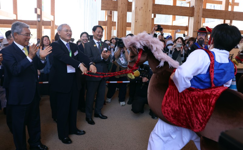 ▲ 유인촌 문체부 장관이 13일 2025 오사카·간사이 세계 박람회 '한국의 날'을 맞아 일본 오사카 유메시마 엑스포장에서 조선통신사 행렬 길놀이를 관람하고 있다.ⓒ문화체육관광부