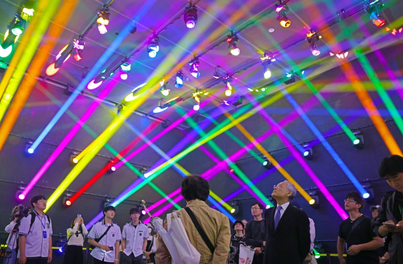 ▲ 유인촌 문체부 장관이 13일 2025 오사카·간사이 세계 박람회 '한국의 날'을 맞아 일본 오사카 유메시마 엑스포장 한국관을 찾아 전시를 살펴보고 있다.ⓒ문화체육관광부