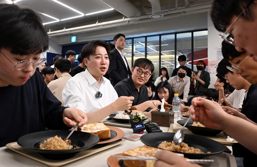 ▲ 개혁신당 이준석 대선 후보가 13일 '학식먹자 이준석' 행사가 열린 대구 경북대학교에서 학생들과 학식을 먹으며 대화하고 있다. ⓒ연합뉴스