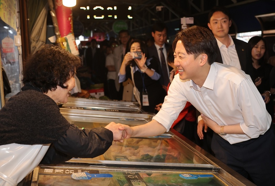 ▲ 개혁신당 이준석 대선후보가 13일 대구 칠성시장을 찾아 시민들과 인사하고 있다. ⓒ연합뉴스