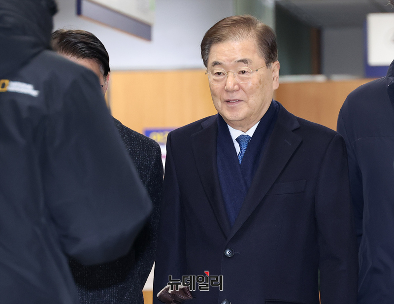 ▲ '탈북 어민 강제 북송 사건'으로 기소된 정의용 전 청와대 국가안보실장이 2월 19일 오후 서울 서초구 서울중앙지법에서 열린 선고 공판에 출석하고 있다. ⓒ정상윤 기자