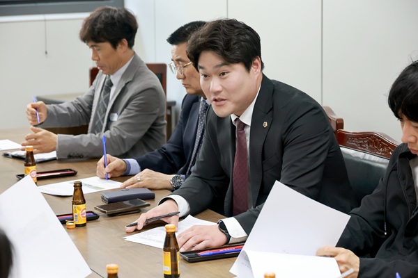 ▲ 김선광 의원(국민의힘, 중구2)이 지난 12일 중앙초를 찾아 교육환경 개선 현장을 직접 점검했다.ⓒ대전시의회