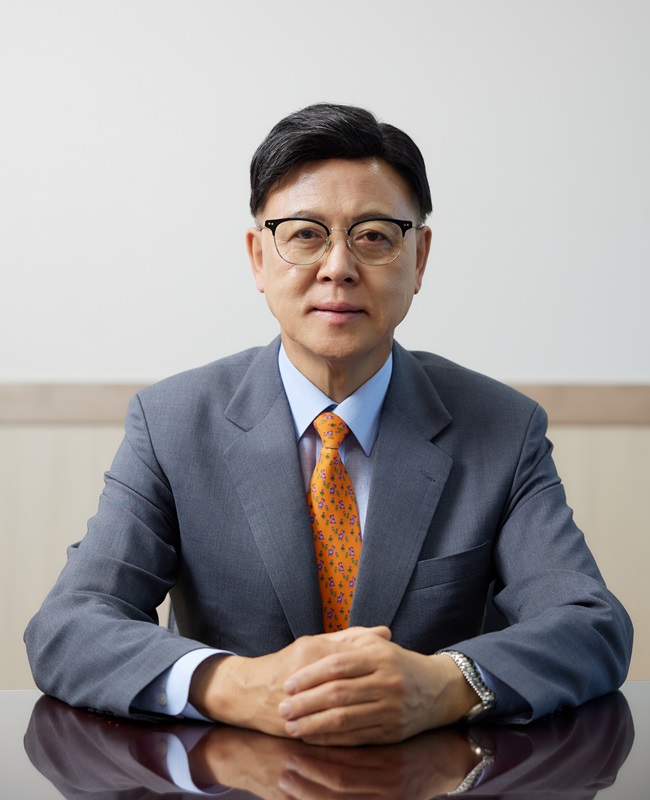 ▲ 이명수 KBIOHealth 이사장이 뉴데일리와 인터뷰에서 포즈를 취하고 있다.ⓒKBIOHealth