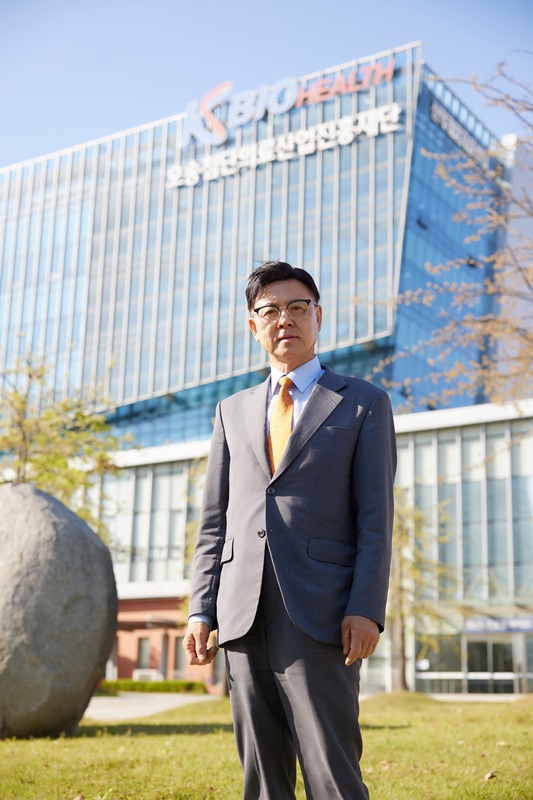 ▲ 이명수 KBIOHealth 이사장이 KBIOHealth 오송 본관을 배경으로 사진을 찍고 있다.ⓒKBIOHealth