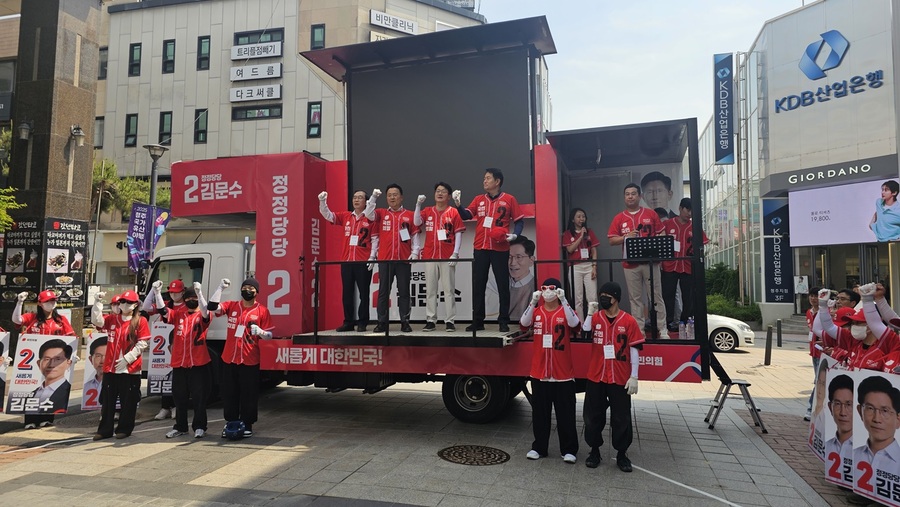 ▲ 13일 충북 청주 성안길에서 열린 국민의힘 충북도당 출정식 장면.ⓒ국민의힘 충북도당