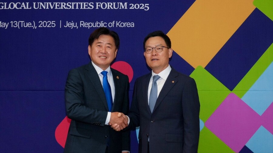 ▲ 오영훈 제주특별자치도 지사와 손재일 한화에어로스페이스·한화시스템 대표가 12일‘제주 한화우주센터’의 ‘위성 AIT(Assembly·Integration·Test)시설’에서 ‘6G 인공위성’  생산 구상을 발표한 뒤 기념촬영을 하고 있다. ⓒ제주특별자치도 제공