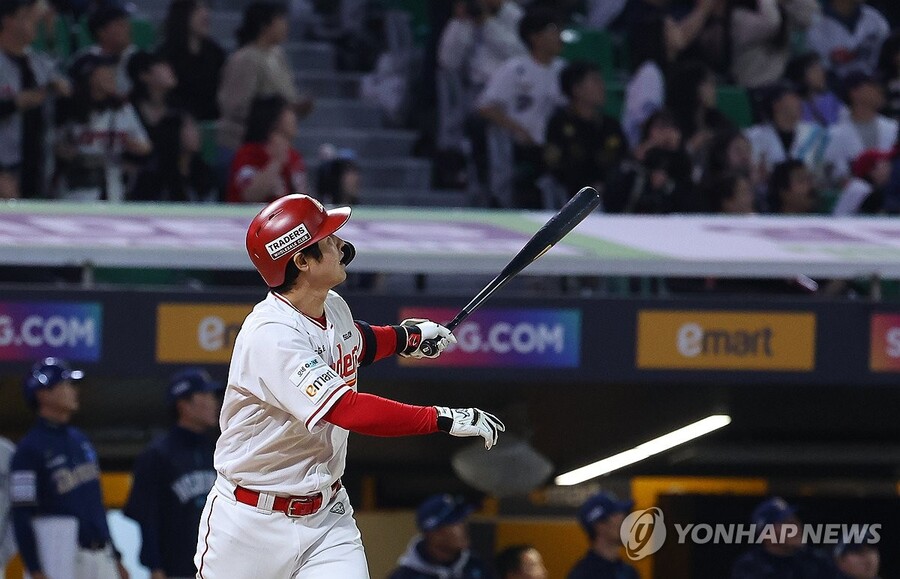 ▲ SSG 랜더스 최정이 KBO리그 최초로 500홈런 고지를 정복했다.ⓒ연합뉴스 제공