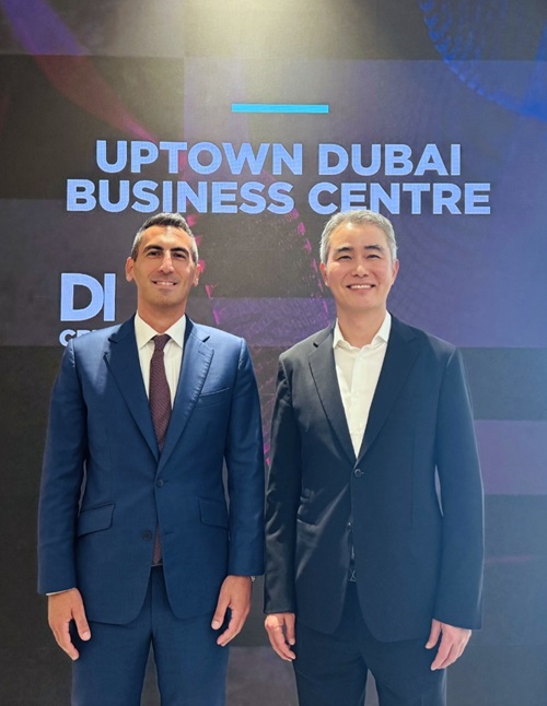 ▲ 넥써쓰 장현국 대표가 두바이에서 벨랄 자소마(Belal Jassoma) DMCC 생태계 총괄 이사와 기념촬영을 하고 있다.ⓒ넥써쓰