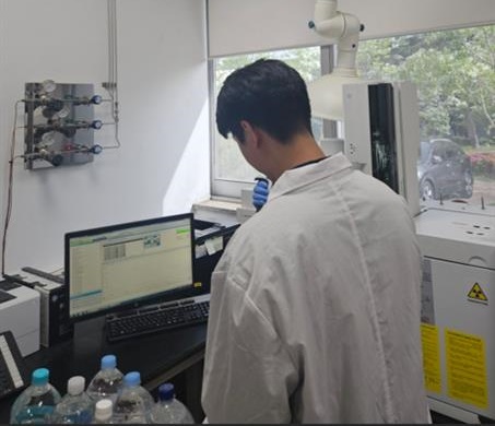 ▲ 충북도 보건환경연구원이 도내 먹는샘물 제조업체의 원수와 유통중인 먹는샘물의 검사를 진행하고 있다.ⓒ충북도