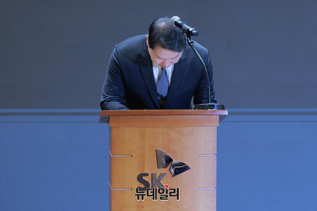 ▲ 최태원 SK그룹 회장이 7일 오전 서울 중구 SKT타워에서 SK텔레콤 이용자 유심(USIM) 정보 해킹 사고와 관련해 기자회견을 하고 있다.ⓒ정상윤 기자