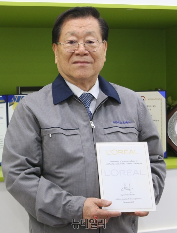 ▲ 마크로케어에서 생산되는 소재는 아모레퍼시픽, 에스티로더, 로레알 등 글로벌 화장품 기업에 공급되고 있다. 이상린 대표가 로레알과의 협약서를 들고 설명하고 있다.ⓒ이길표 기자