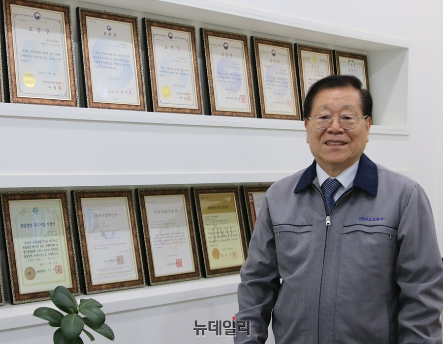 ▲ 화장품 소재 분야 연구에 50년 동안 몰두해온 이상린 대표는 