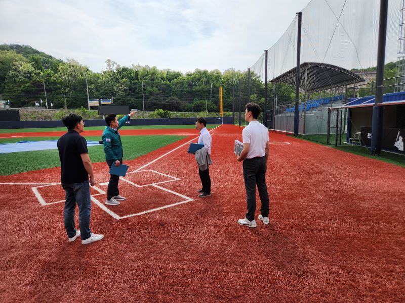 ▲ 채수봉 천안시 문화체육국장이 도민체전 경기가 치러질 천안야구장을 점검하고 있다.ⓒ천안시