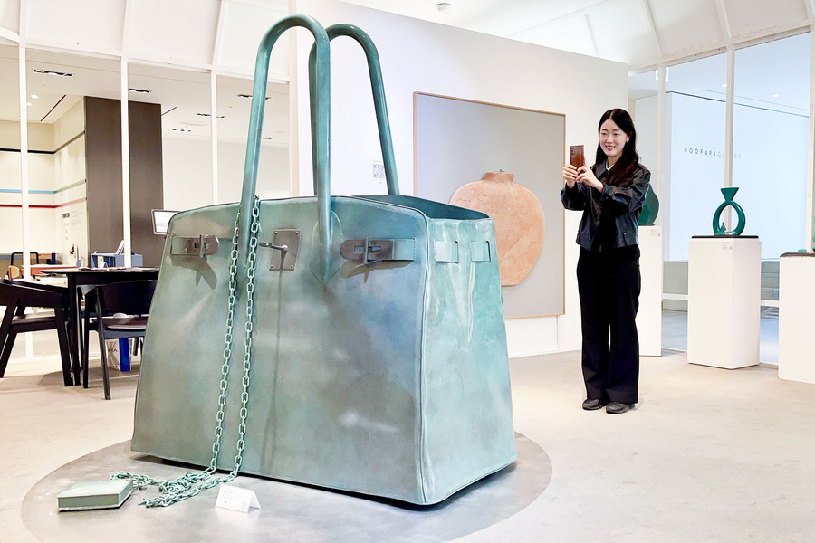 ▲ 명품관, 김선영 조각가의 작품 ‘VESSEL'ⓒ갤러리아백화점