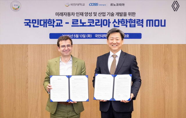 ▲ 스테판 드블레즈 르노코리아 사장(왼쪽)과 정승렬 국민대학교 총장이 산학협력 강화를 위한 업무협약(MOU)을 체결한 뒤 기념 사진을 촬영하고 있다. ⓒ르노코리아