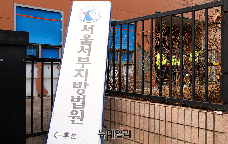 ▲ 윤석열 대통령 구속영장에 발부 소식에 일부 지지자들이 파손한 서울서부지법 외관이 20일 오후 정비작업을 하고 있다.경찰은 서울서부지법과 헌법재판소에 발생한 사태로 90명을 체포했다. 2025.01.20. ⓒ서성진 기자