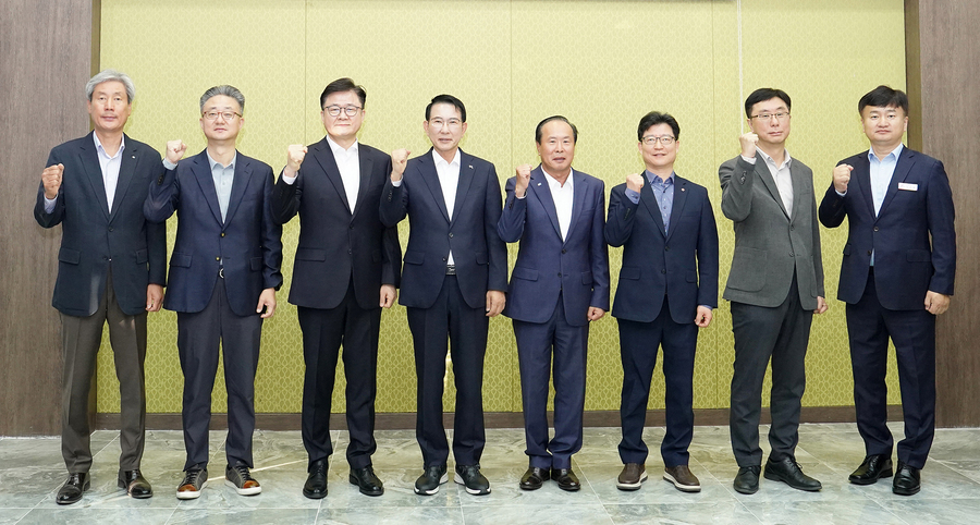 ▲ 서산시는 14일 오전 7시 베니키아호텔에서 대산석유화학단지 대표 4사 조찬 간담회를 가졌다고 밝혔다. 왼쪽에서 4번째가 이완섭 서산시장.ⓒ서산시