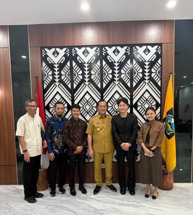 ▲ 롬복주 주지사와 카페몰리 프러젝트 협력에 대한 면담회 종료후 기념촬영을 하고 있다.ⓒ카페몰리