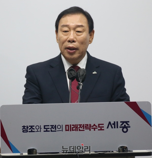 ▲ 최민호 세종시장이 14일 오전 세종시청 정음실에서 기자회견을 통해 행정수도 완성 세미나에 대해 입장을 밝히고 있다.ⓒ이길표 기자