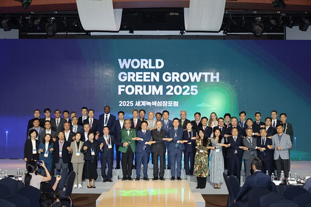 ▲ 14일 포항 라한호텔에서 열린 2025 세계녹색성장포럼(WGGF) 개막식 비전선포식 후 기념촬영을 하고 있다.ⓒ포항시